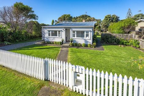 Photo of property in 37 Waimea Road, Waikanae Beach, Waikanae, 5036