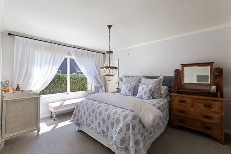 Photo of property in 33 Royal Oak Drive, Kelvin Grove, Palmerston North, 4414