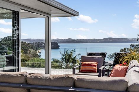 Photo of property in 33 Chelverton Terrace, Red Beach, 0932