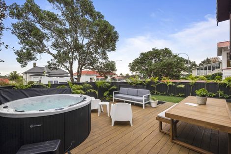 Photo of property in 1/92 Victoria Road, Devonport, Auckland, 0624