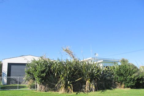 Photo of property in 26 Andresen Street, Foxton Beach, Foxton, 4815