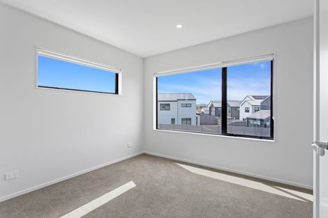 Photo of property in 1 Aquamarine Road, Rosehill, 2113