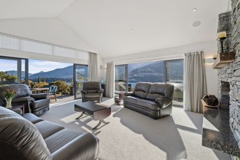Photo of property in 5 Milward Place, Kelvin Heights, Queenstown, 9300