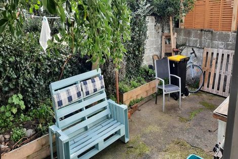 Photo of property in 11 Edge Hill, Mount Victoria, Wellington, 6011