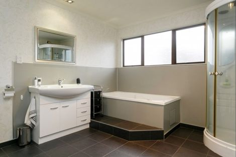 Photo of property in 2 Kew Place, Richmond Heights, Taupo, 3330