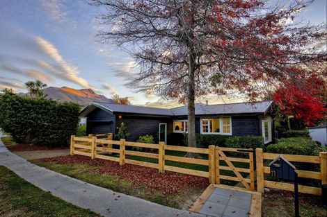Photo of property in 11 Cedar Drive, Kelvin Heights, Queenstown, 9300