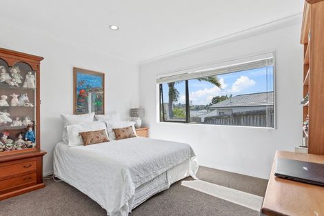 Photo of property in 20 Mackwell Road, Fairview Heights, Auckland, 0632