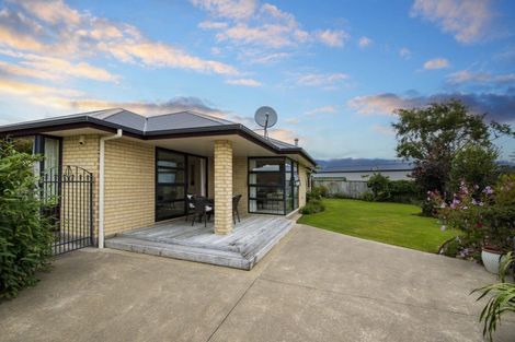 Photo of property in 12 Corfe Castle Lane, Levin, 5510