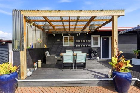 Photo of property in 10 Andresen Street, Foxton Beach, Foxton, 4815