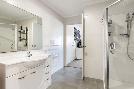 Photo of property in 4 Wakaroa Avenue, Te Atatu Peninsula, Auckland, 0610