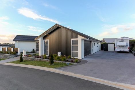 Photo of property in 1 Oakmont Crescent, Waiwhakaiho, New Plymouth, 4312