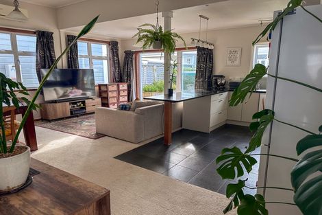 Photo of property in 121 Onepu Road, Lyall Bay, Wellington, 6022