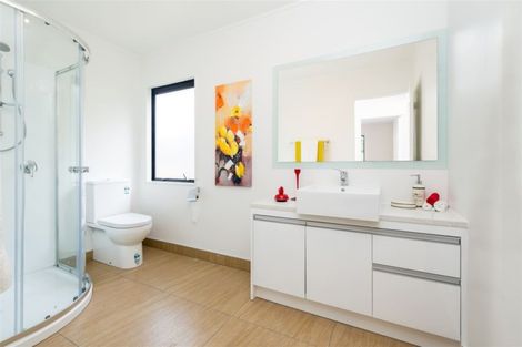 Photo of property in 12 Wren Place, Unsworth Heights, Auckland, 0632