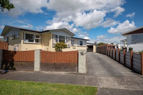 Photo of property in 28 Raglan Avenue, Cloverlea, Palmerston North, 4412
