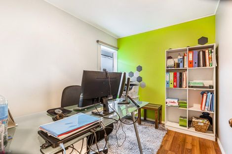 Photo of property in 6 Hanly Close, West Harbour, Auckland, 0618