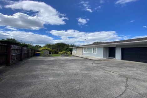 Photo of property in 2/23 Manhattan Heights, Glendene, Auckland, 0602