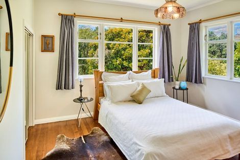 Photo of property in 1 Victory Crescent, Tawa, Wellington, 5028