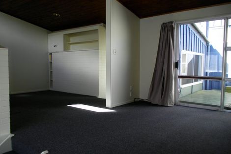 Photo of property in 2/21 Howard Road, Northcote, Auckland, 0627