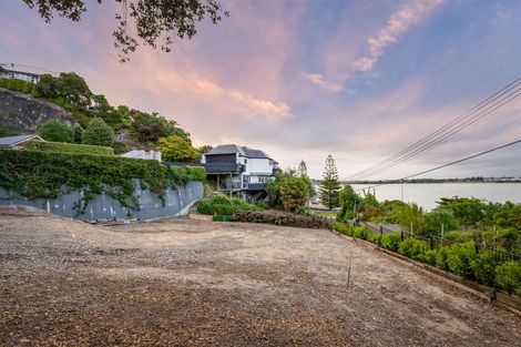 Photo of property in 2/4 The Brae, Mount Pleasant, Christchurch, 8081