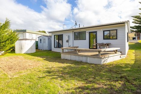 Photo of property in 33 Pinedale Crescent, Riversdale Beach, Masterton, 5872