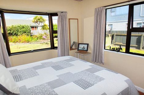 Photo of property in 22 Shortt Street, Foxton Beach, Foxton, 4815