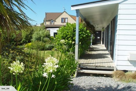 Photo of property in 32 Albatross Close, Whitby, Porirua, 5024