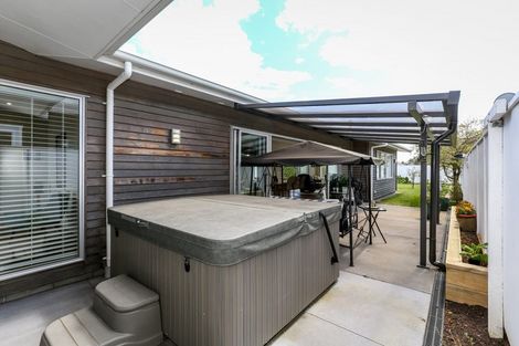 Photo of property in 5 Gleneagles Way, Waiwhakaiho, New Plymouth, 4312