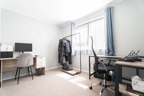 Photo of property in 31 Cheltenham Terrace, Newlands, Wellington, 6037