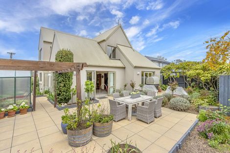 Photo of property in 33 Crofton Road, Harewood, Christchurch, 8051