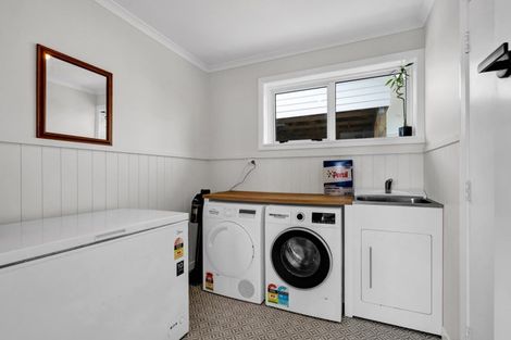 Photo of property in 7 Lemont Place, Westown, New Plymouth, 4310