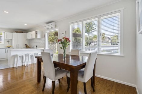 Photo of property in 2/24 Selwyn Crescent, Forrest Hill, Auckland, 0620
