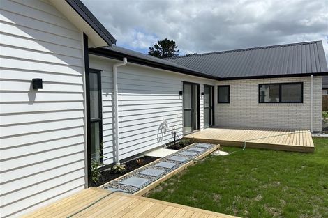 Photo of property in 21 Mcindoe Road, Kumeu, 0810