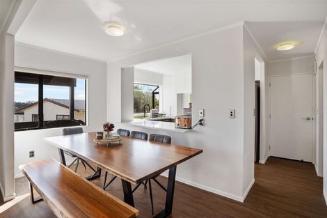 Photo of property in 2/10 Helicon Place, Totara Vale, Auckland, 0629