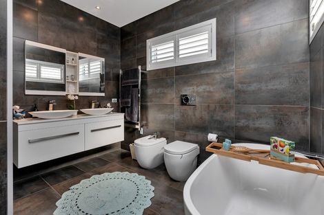 Photo of property in 13 Waitemata Drive, One Tree Point, 0118