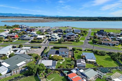 Photo of property in 35 Shortt Street, Foxton Beach, Foxton, 4815