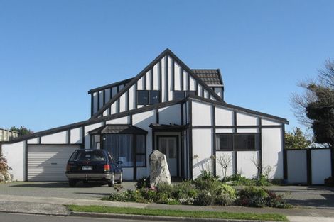 Photo of property in 103 Gloaming Hill, Titahi Bay, Porirua, 5022