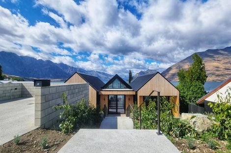 Photo of property in 66 Cedar Drive, Kelvin Heights, Queenstown, 9300