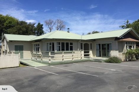 Photo of property in 8 Memorial Avenue, Ilam, Christchurch, 8053
