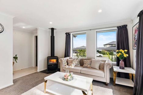 Photo of property in 23 Pakaraka Drive, Papakura, 2110