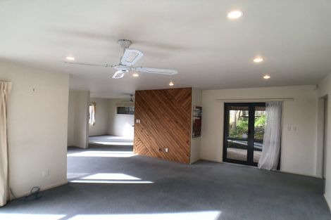 Photo of property in 12 Springwater Vale, Unsworth Heights, Auckland, 0632