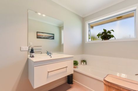 Photo of property in 118 Milton Terrace, Picton, 7220