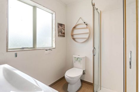 Photo of property in 2/27 Mallard Place, Unsworth Heights, Auckland, 0632