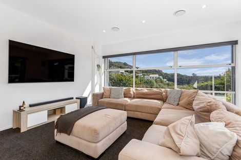 Photo of property in 302 Paremata Road, Whitby, Porirua, 5381