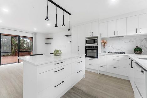 Photo of property in 2/27 Mallard Place, Unsworth Heights, Auckland, 0632