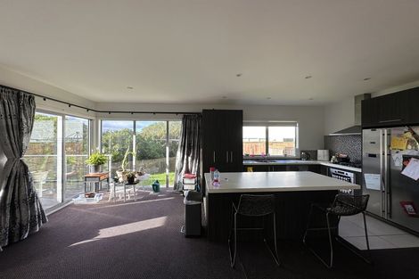 Photo of property in 11 Bendigo Grove, Newlands, Wellington, 6037