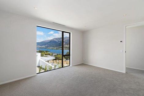 Photo of property in 6 Red Deer Rise, Kelvin Heights, Queenstown, 9300