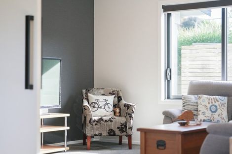 Photo of property in 21 Ferndale Drive, Waikanae, 5036