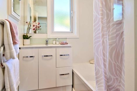 Photo of property in 39b Pukatea Street, Eastbourne, Lower Hutt, 5013