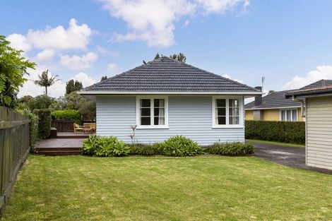 Photo of property in 12 London Street, Te Atatu Peninsula, Auckland, 0610