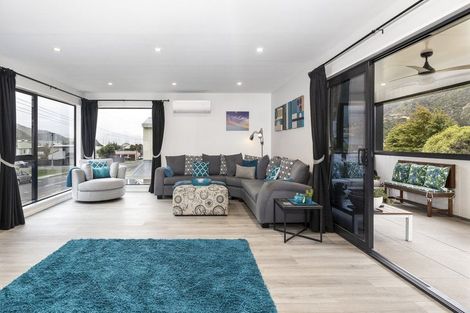 Photo of property in 15 Beach Road, Waikawa, Picton, 7220